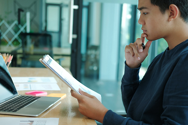 포토 JPG 해외이미지 직업 학생 라이프스타일 남자 비즈니스 사업가 설계 직장 한명 사람 금융 노트북 학습 컴퓨터 사무실 공책 자료 공연 작업 비즈니스맨 시장 계획 분석 보고서 문서 과제 마케팅 프리랜서 해외202310 해외포토 1 교육 컨셉 회사 문구용품 이벤트 생활 경제 전자제품 직장인 파일형식
