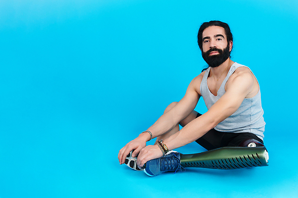 포토 JPG 해외이미지 백인 응시 스포츠 포즈 성공 근육 휴식 바닥 실내 건강 한명 앉기 성인 치료 운동 약 화목 힘 장비 자신감 장애인 사건 사회이슈 파란배경 위치 히스패닉 장애 배려 보철 심각 정형외과 혼자 스타일 해외202310 해외포토 서양인 1 시선 감정 백그라운드 컨셉 의학 모션 병원 사람 내부 파란색 파일형식