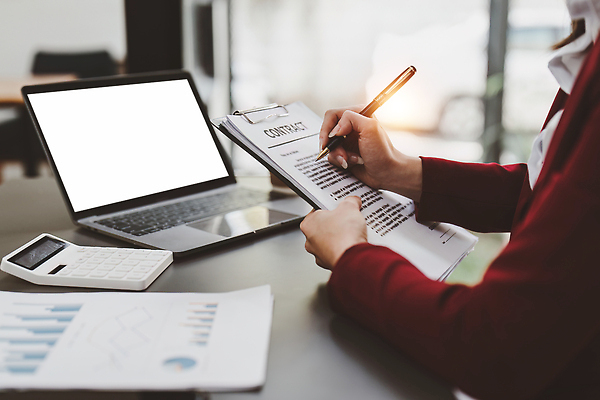 포토 JPG 해외이미지 모델 손 컨셉 비즈니스 성공 열쇠 부동산 아파트 주택 한명 사람 건물 금융 사무실 판매 세일 거래 비즈니스맨 재산 구매 상담원 중개인 고객 계약 문서 투자 보험 변호사 대여 대출 렌탈 부동산중개인 진짜 소유 해외202310 해외포토 직업 1 건축물 남자 신체부위 경제 쇼핑 직장인 사무원 파일형식