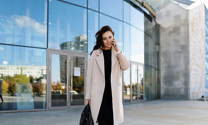 포토 JPG 해외이미지 백인 라이프스타일 응시 여자 행복 인터넷 비즈니스 CEO 사업가 통신 모바일 한명 서기 미소 사람 야외 금융 스마트폰 핸드폰 사무실 독서 걷기 업무 작업 비즈니스우먼 해외202310 해외포토 서양인 직업 1 시선 감정 모션 표정 생활 경제 전자제품 스마트기기 직장인 파일형식