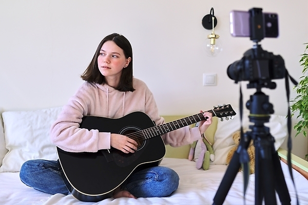 포토 JPG 해외이미지 백인 직업 여자 교육 행복 음악 학교 놀이 수업 주택 실내 한명 사람 취미 10대 뷰티 카메라 촬영 연주자 음악가 장비 기구 기타 침대 가르침 방송 기타리스트 삼각대 동영상 뮤지컬 블로거 소셜 채널 크리에이터 1인미디어 해외202310 해외포토 서양인 1 감정 가구 청소년 현악기 문화예술 내부 건물 전자제품 파일형식