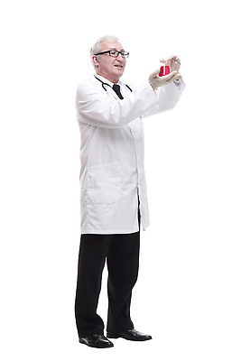 포토 JPG 해외이미지 전신 노년 남자 청진기 한명 서기 들기 의사 흰가운 노인남자한명만 안경낌 해외202310 해외포토 1 안경 의료기기 모션 사람 성인 의료진 가운 남자한명만 노인남자만 파일형식