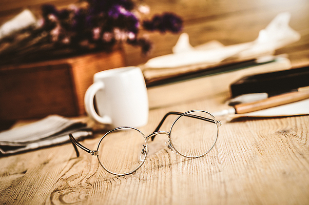 포토 JPG 해외이미지 안경 컨셉 휴식 아이디어 프레임 사람없음 목재 책 독서 유행 금속 수확 작업 원형 오브젝트 시력 비전 고립 멍청이 세이지 학자 광학 스타일 세련 해외202310 해외포토 도형 나무 직업 잡화 농업 재료 재질 파일형식