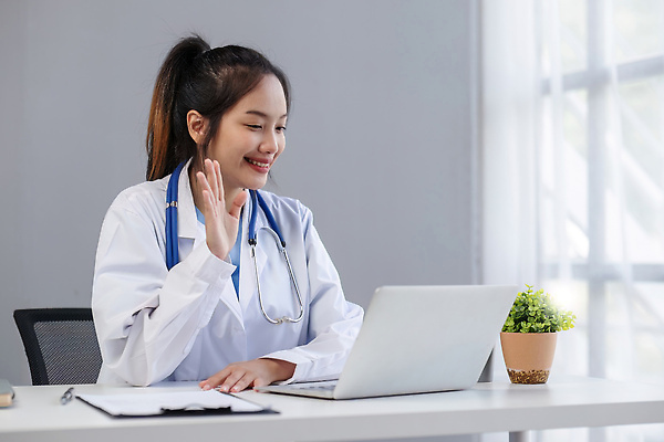 포토 JPG 해외이미지 응시 여자 청진기 한명 앉기 상반신 성인 옆모습 노트북 사무실 진료 의사 책상 처방 서류판 손흔들기 성인여자한명만 해외202310 해외포토 1 시선 뷰포인트 가구 비즈니스 의학 의료기기 모션 사람 전자제품 사무용품 의료진 여자한명만 성인여자만 파일형식