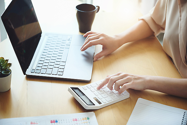 포토 JPG 해외이미지 무료이미지 여자 비즈니스 한명 상반신 성인 옆모습 노트북 머그컵 계산기 비즈니스우먼 성인여자한명만 해외202310 해외포토 1 뷰포인트 문구용품 사람 컵 전자제품 장비 직장인 여자한명만 성인여자만 파일형식