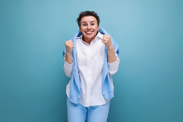 포토 JPG 해외이미지 모델 여자 행복 감정 유럽 백그라운드 와이셔츠 짧은머리 실내 한명 미소 파란색 뷰티 유행 놀람 기쁨 표현 검은머리 흥분 긍정 비명 스타일 해외202310 해외포토 1 헤어스타일 나라 컬러 컨셉 셔츠 표정 사람 내부 파일형식