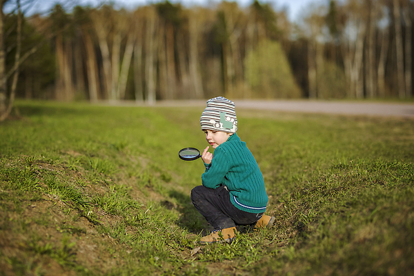 포토 JPG 해외이미지 백인 옷 공원 행복 아들 어린이 잎 2 가족 놀이 돋보기 함께함 건강 한명 미소 사람 소년 야외 친구 카메라 정원 봄 추위 시골 관찰 숲 작음 쌍둥이자리 세대 캡모자 해외202310 해외포토 서양인 식물 모자_잡화 1 계절 공공시설 남자 감정 컨셉 관계 모션 표정 전자제품 별자리 크기 파일형식