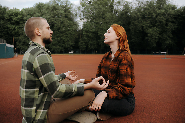 포토 JPG 해외이미지 백인 라이프스타일 커플 공원 여자 남자 행복 셔츠 데이트 관계 포옹 함께함 사랑 미소 성인 두명 초록색 여름 햇빛 태양 기쁨 날짜 열정 빨간머리 해외202310 해외포토 자연요소 서양인 헤어스타일 계절 공공시설 감정 컬러 컨셉 상의 안기 표정 사람 생활 파일형식