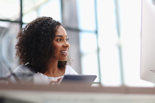 포토 JPG 해외이미지 직업 응시 행복 인터넷 CEO 사업가 청소년 성공 직장 실내 한명 미소 사람 앉기 인종 가로 노트북 태블릿 사무실 알약 카메라 정보 작업 비즈니스맨 비즈니스우먼 오픈 자신감 계획 연결 휴대용 예측 종업원 사이버 무선전화기 스마트 경영자 리더 전자 청사진 경영 카피스페이스 해외202310 해외포토 1 시선 여자 남자 감정 컨셉 회사 비즈니스 모션 표정 내부 전자제품 스마트기기 약 공백 직장인 전화기 오브젝트 파일형식