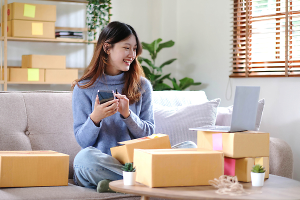 포토 JPG 해외이미지 배너 아시아 인터넷 비즈니스 사업가 모션 태국 주택 한명 동양인 노트북 스마트폰 쇼핑 컴퓨터 상자 사무실 유행 세일 디지털 일본 쪽지 중국 업무 주식 인도인 상인 창고 서비스 텔레마케팅 팩 질서 온라인 주인 물류 전자상거래 매각 블로거 해외202310 해외포토 외국인 직업 1 나라 사람 인종 건물 금융 전자제품 핸드폰 스마트기기 화장품 예절 작업 서비스업 파일형식