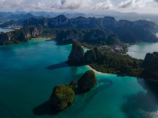 포토 JPG 해외이미지 아시아 모래 바다 섬 여행 태국 자연 하늘 휴가 산 안테나 풍경 사람없음 야외 여름 파란색 맑음 만 보트 휴양지 석호 항공촬영 드론 석회암 안다만 이국적 터키석 파라다이스 해외202310 해외포토 계절 나라 뷰포인트 컬러 배_교통 통신 날씨 장소 암석 보석 생태계 파일형식