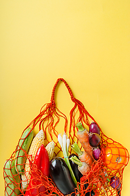 포토 JPG 해외이미지 무료이미지 채소 사람없음 장바구니 에코 담기 노란배경 네트백 해외202310 해외포토 백그라운드 가방 모션 쇼핑 노란색 바구니 환경 파일형식 무료콘텐츠