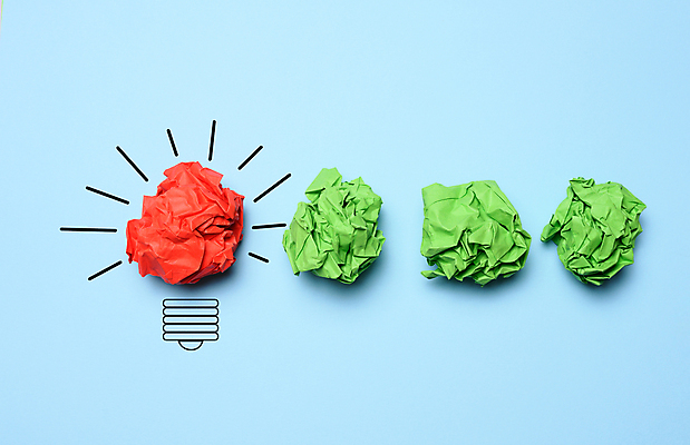 포토 JPG 해외이미지 무료이미지 종이 컨셉 비즈니스 전구 상상 아이디어 사람없음 빨간색 초록색 파란배경 구김 종이뭉치 해외202310 해외포토 컬러 백그라운드 모션 파란색 뭉치 파일형식 무료콘텐츠