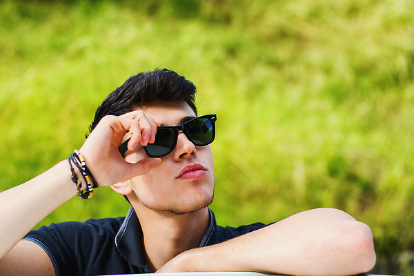 포토 JPG 해외이미지 백인 모델 응시 남자 행복 표정 한명 미소 사람 성인 선글라스 뷰티 머리 유행 카메라 어둠 흰색 자신감 시원함 만족 슛 완벽 완전 해외202310 해외포토 서양인 1 시선 감정 안경 컬러 컨셉 신체부위 전자제품 파일형식