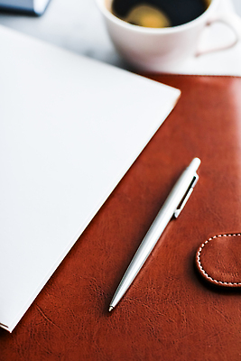 포토 JPG 해외이미지 백그라운드 사람없음 사무실 펜 공책 클래식 커피잔 가죽 해외202310 해외포토 커피 컨셉 비즈니스 문구용품 잔 필기구 파일형식