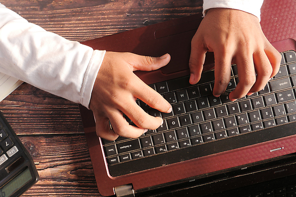 포토 JPG 해외이미지 직업 비즈니스 통신 사람 사람없음 빨간색 노트북 타이핑 작업 차 책상 바쁨 해외202310 해외포토 음료 컬러 가구 전자제품 파일형식