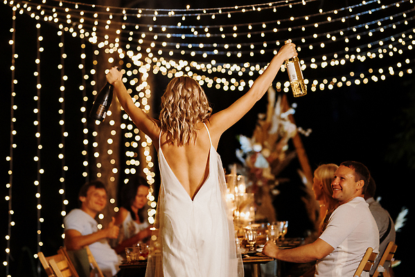 포토 JPG 해외이미지 나무 커플 드레스 남자 꽃 안경 음료 결혼 의자 가족 자연 탁자 전등 웃음 야외 두명 여름 친구 저녁식사 화환 기쁨 흰색 잡기 소나무 분위기 저녁 숲 창고 토스트 사방 해외202310 해외포토 식물 잡화 옷 계절 감정 빵 컬러 가구 컨셉 관계 모션 조명 표정 사람 이벤트 식사 야간 생태계 파일형식