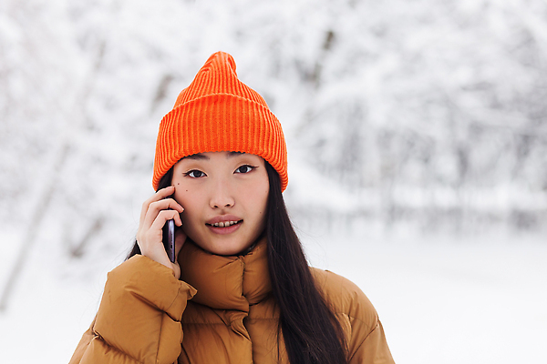 포토 JPG 해외이미지 계절 공원 여자 행복 컬러 여행 장갑 크리스마스 겨울 오렌지 비즈니스 모바일 날씨 휴가 따뜻함 말하기 대화 한명 서기 미소 동양인 야외 스마트폰 유행 걷기 중국 축하 비즈니스우먼 떨어짐 숲 연결 스마트 부름 세대 대답 스타일 힙스터 해외202310 해외포토 1 잡화 공공시설 패션 기념일 감정 아시아 컨셉 과일 모션 표정 사람 인종 핸드폰 스마트기기 직장인 파일형식
