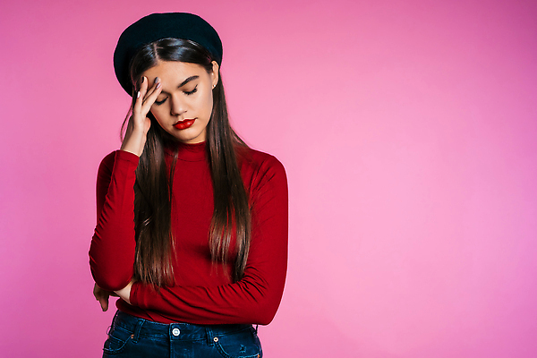 포토 JPG 해외이미지 백인 손 여자 무기 얼굴 백그라운드 컨셉 스트레스 갈색머리 피곤 한명 사람 동양인 성인 뷰티 머리 고통 슬픔 흰색 사찰 좌절 질병 고민 두통 문제 고립 돌봄 우울증 편두통 혼란 해외202310 해외포토 서양인 1 헤어스타일 감정 컬러 의학 종교건축 모션 인종 신체부위 파일형식