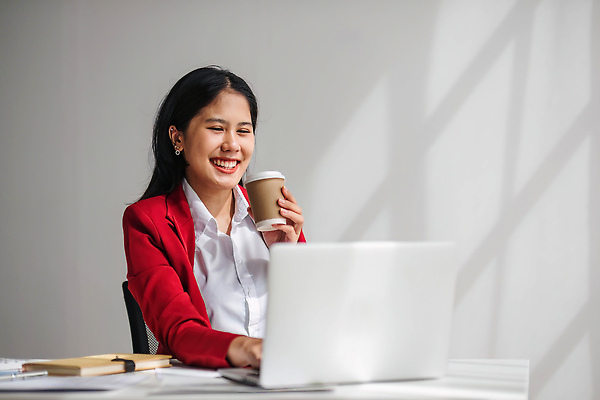 포토 JPG 해외이미지 직업 학생 응시 교육 인터넷 회사 사업가 성공 노동자 직장 한국 실내 대화 한명 미소 사람 앉기 금융 노트북 사무실 일본 공책 업무 작업 비즈니스맨 비즈니스우먼 자신감 연결 종업원 사이버 책상 동료 경영자 비서 온라인 경영 마케팅 프리랜서 해외202310 해외포토 1 시선 여자 남자 감정 아시아 가구 컨셉 비즈니스 관계 모션 문구용품 표정 말하기 내부 경제 전자제품 직장인 리더 파일형식