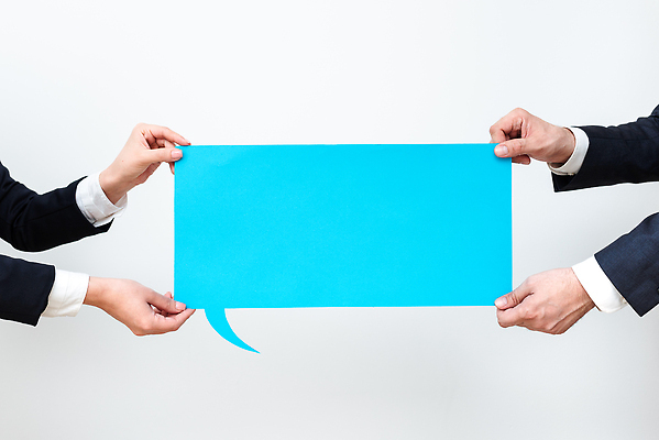 포토 JPG 해외이미지 손 종이 백그라운드 말풍선 아이디어 들기 신체부위 파란색 카피스페이스 해외202310 해외포토 컬러 컨셉 모션 사람 공백 파일형식