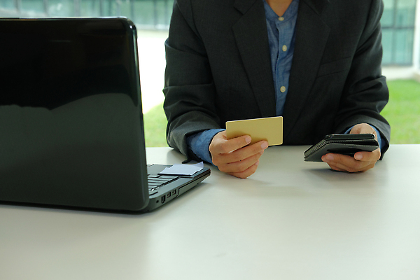 포토 JPG 해외이미지 라이프스타일 여자 남자 인터넷 비즈니스 모바일 직장 사람 성인 사람없음 금융 스마트폰 핸드폰 쇼핑 컴퓨터 사무실 잡기 비즈니스맨 비즈니스우먼 신용카드 구매 스마트 상업 전자 온라인 전자상거래 해외202310 해외포토 컨셉 회사 모션 생활 경제 전자제품 스마트기기 직장인 파일형식