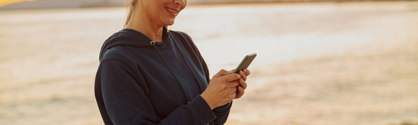 포토 JPG 해외이미지 배너 옷 여자 행복 음악 스포츠 파도 바다 휴식 운동선수 건강 한명 미소 동양인 성인 해변 야외 가로 스마트폰 운동복 운동 헤드폰 웹 일몰 듣기 가장자리 저녁 연습 단절 헤딩 해외202310 해외포토 1 감정 음향기기 컨셉 인터넷 모션 문화예술 표정 사람 인종 핸드폰 스마트기기 노을 축구 둘레 야간 파일형식