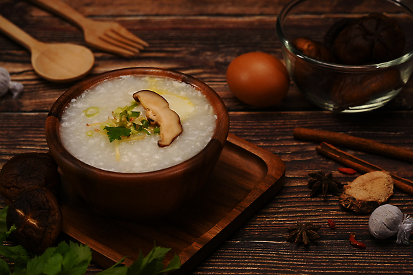 포토 JPG 해외이미지 전통 포크 채소 사람없음 계란 버섯 뜨거움 죽 건강식 나무배경 해외202310 해외포토 식기 음식 백그라운드 알 파일형식