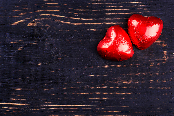 포토 JPG 해외이미지 모양 음식 컬러 백그라운드 컨셉 휴가 디저트 발렌타인데이 사탕 사랑 사람없음 목재 빨간색 초콜릿 어둠 축하 달콤 먹기 은박지 심볼 오브젝트 해외202310 해외포토 나무 감정 재료 모션 데이이벤트 맛 파일형식