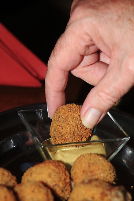 포토 JPG 해외이미지 전통 공 육류 사람없음 갈색 식사 튀김 원형 애피타이저 미트볼 네덜란드 해외202310 해외포토 도형 유럽 음식 컬러 식재료 파일형식