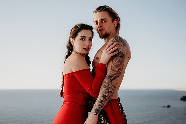 포토 JPG 해외이미지 백인 모델 라이프스타일 여자 행복 얼굴 바다 포즈 모션 자연 하늘 미소 사람 성인 야외 두명 옆모습 빨간색 여름 뷰티 유행 일몰 기쁨 낭만 자유 흰색 입술 느림 내추럴 혼자 스타일 해외202310 해외포토 서양인 계절 감정 뷰포인트 컬러 컨셉 표정 생활 신체부위 노을 생태계 파일형식