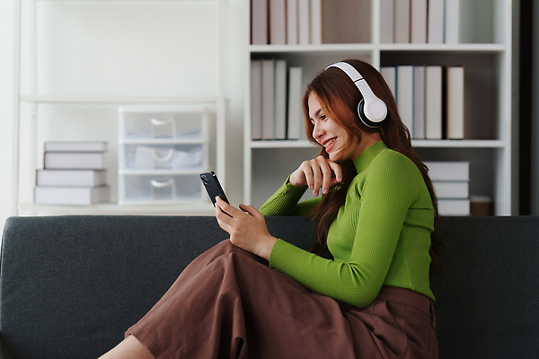 포토 JPG 해외이미지 백인 1 라이프스타일 여자 행복 가구 거실 휴식 아파트 주택 실내 한명 미소 사람 앉기 성인 내부 노트북 소파 뷰티 공책 꿈 방 편안함 사이버 온라인 리빙 혼자 안락 해외202310 해외포토 서양인 감정 생활용품 컨셉 의자 모션 문구용품 표정 건물 생활 전자제품 감각 파일형식