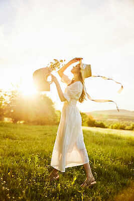 포토 JPG 해외이미지 전신 여자 따뜻함 한명 들기 성인 야외 옆모습 햇빛 일몰 핸드백 잡기 밀짚모자 성인여자한명만 흩날리기 해외202310 해외포토 모자_잡화 1 뷰포인트 가방 모션 사람 태양 노을 여자한명만 성인여자만 파일형식