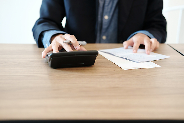 포토 JPG 해외이미지 여자 남자 돈 비즈니스 사람 사람없음 금융 사무실 펜 공책 계산기 비즈니스맨 비즈니스우먼 계산 확인 계산서 빚 세금 비용 해외202310 해외포토 문구용품 경제 필기구 장비 직장인 재산 파일형식