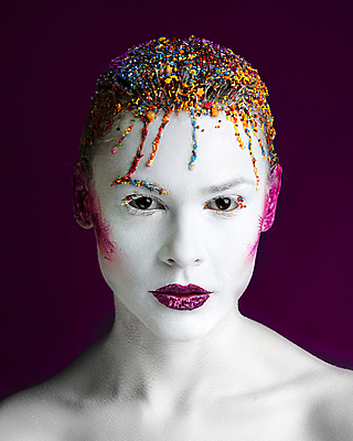 포토 JPG 해외이미지 모델 헤어스타일 응시 여자 얼굴 목걸이 창조 미술 한명 사람 성인 뷰티 유행 축제 페인트 무대 흰색 화려 우아함 공상 스타일 해외202310 해외포토 1 시선 컬러 컨셉 장신구 문화예술 신체부위 파일형식