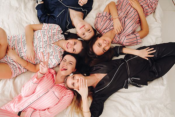 포토 JPG 해외이미지 라이프스타일 옷 여자 행복 감정 포즈 포옹 휴가 휴식 기념 함께함 미소 웃음 사람 이벤트 여러명 파티 축제 우정 기쁨 침대 축하 목욕가운 생일 그룹 고급 정상 긍정 거짓말 해외202310 해외포토 기념일 가구 다수 컨셉 안기 표정 생활 친구 가운 파일형식