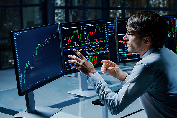 포토 JPG 해외이미지 백그라운드 돈 인터넷 비즈니스 통계 그래프 한명 금융 경제 컴퓨터 판매 디지털 스크린 동전 거래 성장 가리킴 비즈니스맨 시장 암호 결과 계획 야간 상인 중개인 사이버 분석 외화 투자 온라인 토막 전자상거래 관심 배려 분석가 인터페이스 투자자 해외202310 해외포토 자연요소 직업 1 남자 컨셉 사람 손짓 전자제품 직장인 재산 파일형식