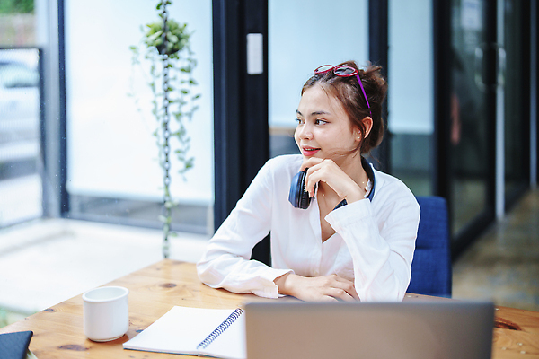 포토 JPG 해외이미지 직업 응시 백그라운드 컨셉 생각 인터넷 비즈니스 통신 창문 상상 무선통신 짧은머리 아이디어 갈색머리 독일 실내 창조 한명 미소 앉기 성인 가로 노트북 컴퓨터 컬러풀 사무실 공책 작업 비즈니스우먼 연결 책상 미녀 명상 바쁨 개발 여자한명만 카피스페이스 중소기업 접근 해외202310 해외포토 1 헤어스타일 시선 여자 유럽 컬러 가구 회사 모션 문구용품 표정 사람 내부 전자제품 공백 직장인 미인 여자만 파일형식