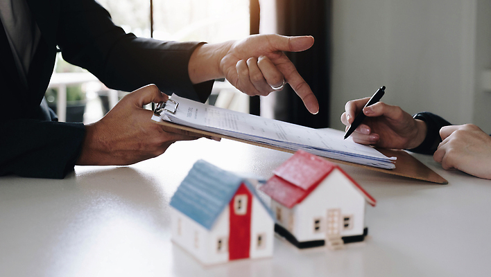 포토 JPG 해외이미지 직업 손 종이 컨셉 비즈니스 사업가 열쇠 부동산 주택 사람없음 금융 세일 거래 기록 비즈니스맨 구매 중개인 고객 계약 사인 문서 상업 법 증거 서명 변호사 대출 경영 동의 렌탈 마케팅 매각 부동산중개인 승인 해외202310 해외포토 남자 건물 신체부위 경제 쇼핑 직장인 재산 파일형식