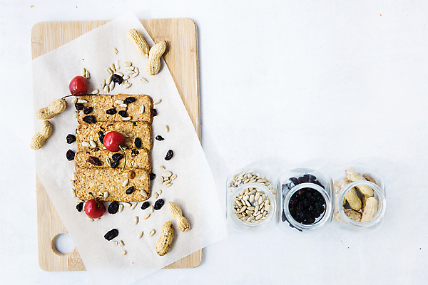 포토 JPG 해외이미지 무료이미지 음식 디저트 건강 사람없음 견과류 땅콩 건강식 나무도마 플랫레이 카피스페이스 그래놀라 해외202310 해외포토 도마 목재 공백 플랫 파일형식 무료콘텐츠