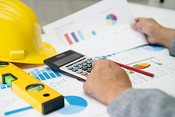 포토 JPG 해외이미지 무료이미지 손 비즈니스 그래프 자 신체부위 사무실 연필 계산기 공구 잡기 업무 엔지니어 안전모 건축가 분석 문서 건축설계사 건축업자 프로젝트 해외202310 해외포토 직업 건축 컨셉 모션 문구용품 학용품 사람 필기구 장비 도구 작업 기술자 헬멧 안전장비 파일형식 무료콘텐츠