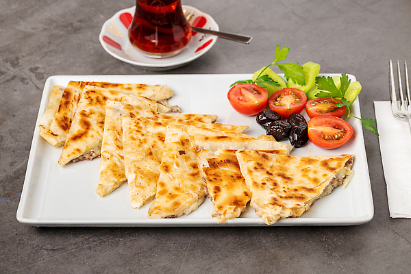 포토 JPG 해외이미지 접시 포크 방울토마토 회색배경 오이 사람없음 올리브 토스트 터키음식 해외202310 해외포토 식기 열매 빵 백그라운드 토마토 채소 회색 동양음식 파일형식 튀르키예