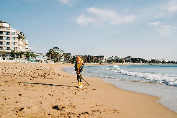 포토 JPG 해외이미지 옷 공원 행복 어린이 모래 파도 바다 여행 겨울 자연 날씨 휴가 부츠 손바닥 한명 소년 야외 물 여름 컬러풀 태양 노란색 점프 봄 추위 코트 가을 연못 막대기 떨어짐 탐사 고무 방수 해외202310 해외포토 자연요소 1 손 계절 공공시설 남자 감정 컬러 신발 컨셉 모션 사람 외투 생태계 파일형식