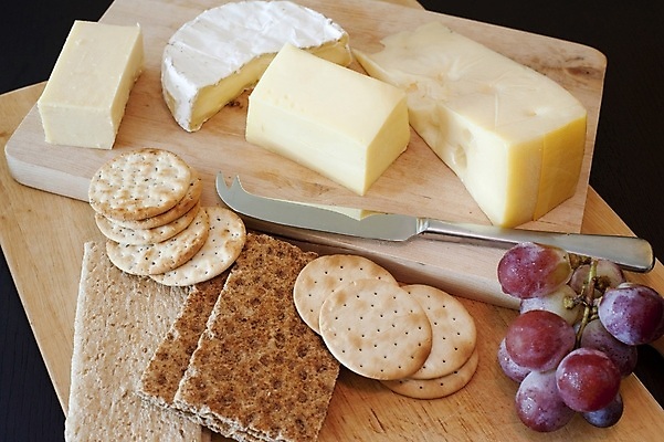 포토 JPG 해외이미지 무료이미지 포도 치즈 사람없음 크래커 치즈나이프 해외202310 해외포토 과일 유제품 쿠키 나이프 파일형식 무료콘텐츠