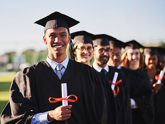 포토 JPG 해외이미지 서양인 여자 남자 학사모 학교 졸업식 졸업생 들기 여러명 상반신 성인 앞모습 졸업가운 졸업장 성인만 해외202310 해외포토 외국인 모자_잡화 교육 뷰포인트 다수 졸업 모션 사람 가운 파일형식