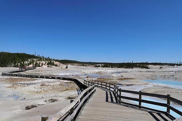포토 JPG 해외이미지 바다 겨울 하늘 아침 사람없음 물 강 항구 산책로 만 습지 주입구 수평선 해외202310 해외포토 주간 자연요소 계절 길 교통시설 파일형식