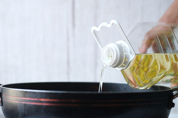 포토 JPG 해외이미지 손 탁자 관리 요리 사람없음 주방 요리사 튀김 뜨거움 붓기 기름 난로 준비 올리브 만들기 해외202310 해외포토 직업 열매 음식 가구 모션 신체부위 난방기 파일형식