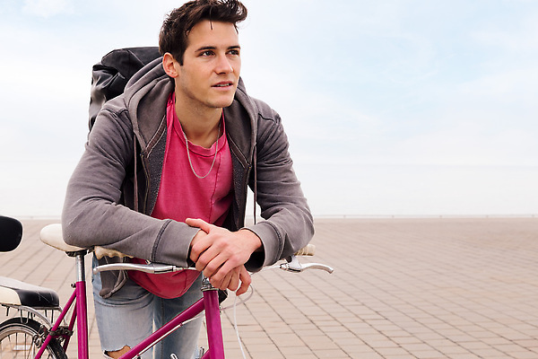 포토 JPG 해외이미지 백인 학생 라이프스타일 남자 여유 배낭 교통시설 휴식 건강 한명 사람 야외 10대 가로 청춘 유행 자전거 기댐 수확 도시 시원함 에코 생태계 복고 순환 사이클링 유지 단절 라이더 바이킹 스타일 카피스페이스 밀레니얼 해외202310 해외포토 서양인 1 감정 교통 컨셉 농업 가방 모션 청소년 생활 경제 환경 바이크 공백 육상스포츠 시설 파일형식