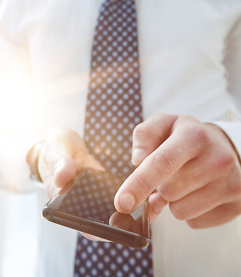 포토 JPG 해외이미지 모델 직업 라이프스타일 손 응시 남자 인터넷 비즈니스 텍스트 통신 손가락 모바일 세포 한명 사람 스마트폰 핸드폰 독서 디지털 스크린 장비 터치 타이핑 잡기 업무 비즈니스맨 메시지 종업원 무선전화기 전화기 스마트 부름 변호사 경영 키패드 터치스크린 셀룰러 해외202310 해외포토 1 시선 컨셉 모션 생활 신체부위 전자제품 스마트기기 작업 직장인 파일형식