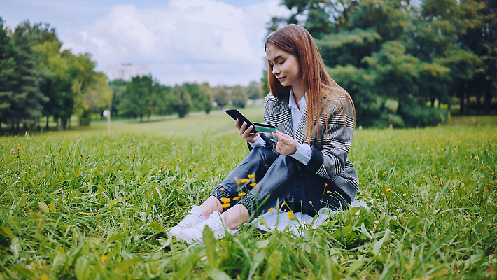 포토 JPG 해외이미지 백인 응시 여자 행복 돈 겨울 비즈니스 통신 모바일 거리 세포 한명 사람 성인 야외 스마트폰 핸드폰 쇼핑 뷰티 상점 잡기 도시 자신감 신용카드 구매 쇼핑몰 스마트 온라인 전자상거래 소프트웨어 카피스페이스 해외202310 해외포토 서양인 1 시선 계절 감정 컨셉 모션 금융 전자제품 스마트기기 공백 재산 파일형식